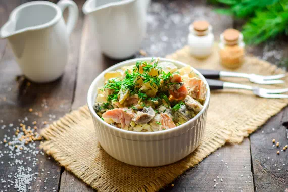 салат с копченой курицей и грибами рецепт фото 9